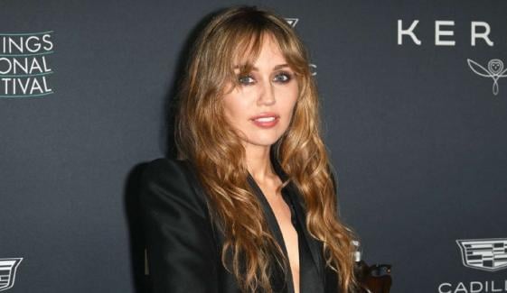 Miley Cyrus fuels ‘Hannah Montana’ hype with surprise set sighting