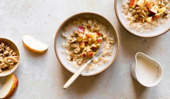 Can oatmeal help with weight loss while maintaining overall health?