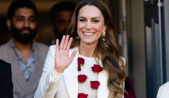 Princess Kate greeted with floral garland at Holi celebrations in Leicester