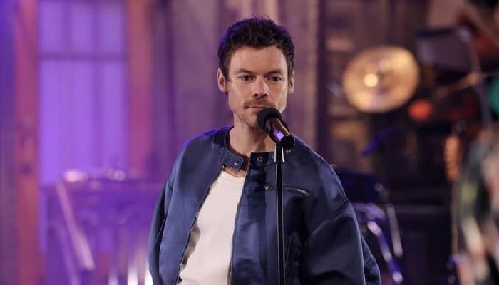 Harry Styles reignites buzz about his sexuality after jaw-dropping 'SNL' kiss