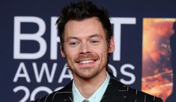 Harry Styles pokes fun at queerbaiting allegations with 'SNL' stage kiss