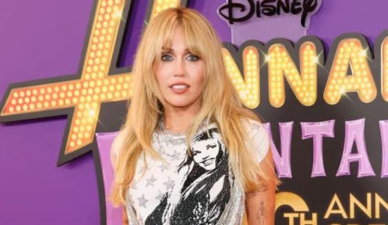 Miley Cyrus jokes about being green in showbiz before starting ‘Hannah Monatana’