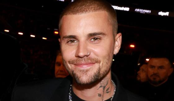 Justin Bieber shakes off Oscar drama with first surprise music gig