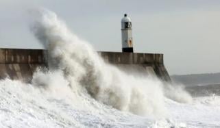 UK: Storm Dave leaves thousands without power, disrupts travel across the country during Easter