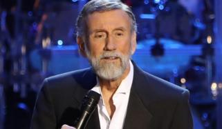 Ray Stevens breaks his neck in shocking fall, rushed to hospital