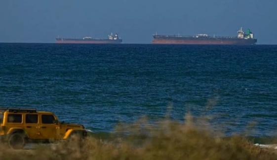 Iran halts Hormuz tanker traffic as Israel strikes Lebanon despite ceasefire