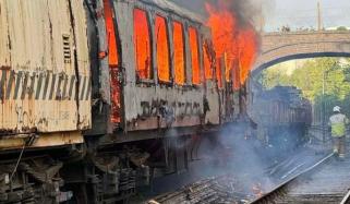 UK: Trains cancelled after huge fire breaks out at Oulton Broad railway station