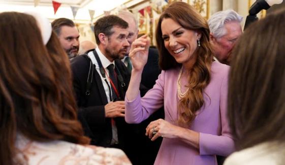 Kate Middleton melts hearts with touching gesture at late queen' tribute event