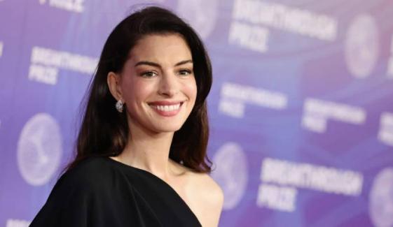 Anne Hathaway drops special clip after receiving big surprise at ‘TDWP 2’ premiere