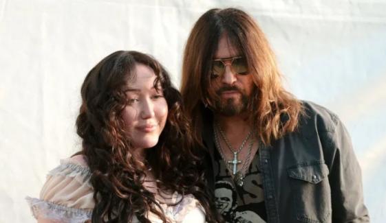 Noah Cyrus surprises fans with Billy Ray Cyrus duet at Stagecoach festival