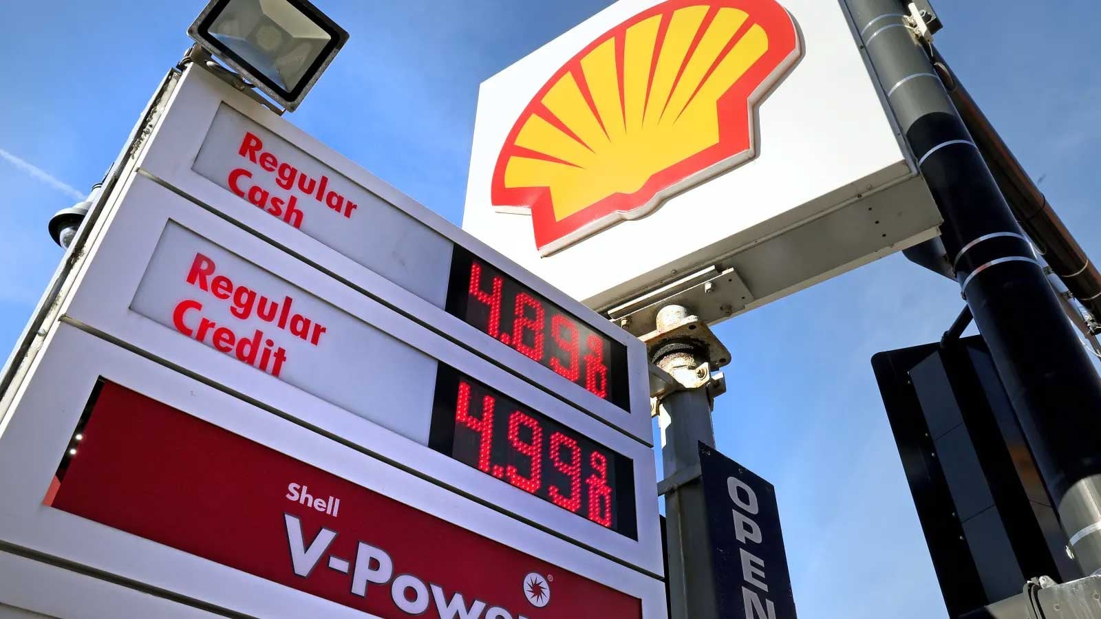 Gas prices continue to soar in Massachusetts, up 20 cents