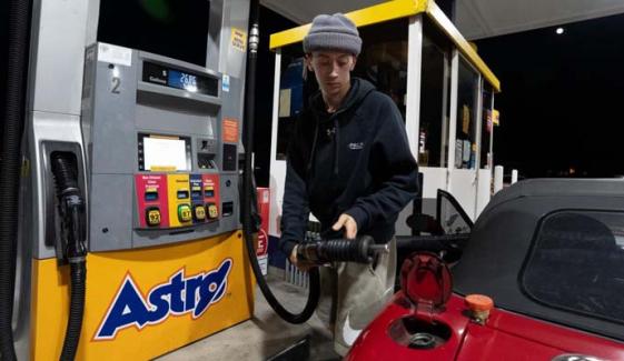 US gas prices remain above $4.50 per gallon despite slight decline