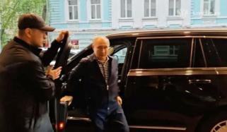 Putin drives former schoolteacher to Kremlin dinner in rare Moscow outing