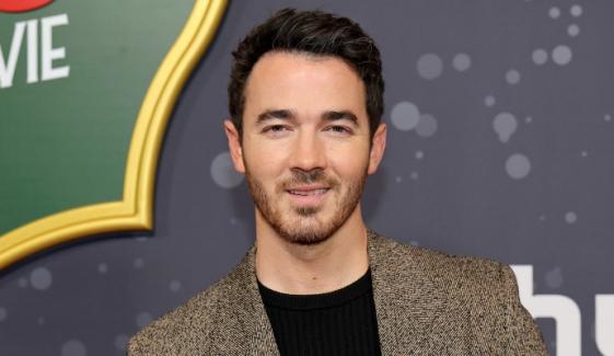 Kevin Jonas sends temperature soaring with shirtless workout clip