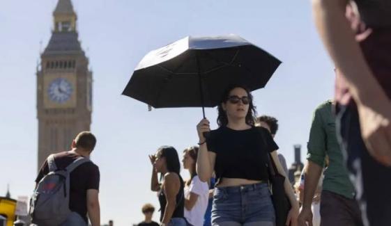 UK records hottest day since 2012 ahead of bank holiday, amber heat alerts issued