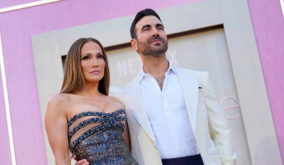 Jennifer Lopez fires back at romance questions about Brett Goldstein 