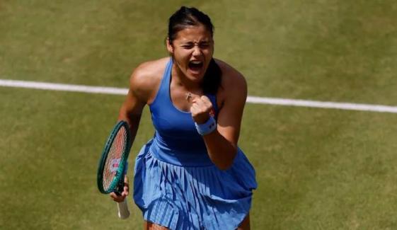 Emma Raducanu battles through injury scare, rain delays to make Queen’s final