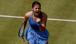 Emma Raducanu battles through injury scare, rain delays to make Queen’s final