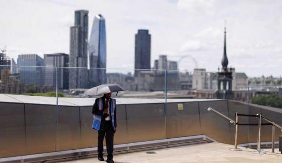 Met office issues Amber heat warning as temperatures near 35°C