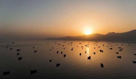 Oil tanker traffic spikes in Strait of Hormuz after US–Iran agreement to reopen waterway