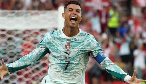 Ronaldo welcomed by hundreds of fans in Toronto after World Cup milestone