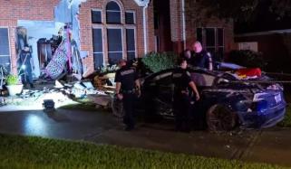 Tesla in full self-driving mode crashes into Texas home, kills woman 