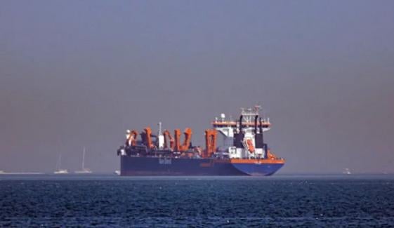 Oil tankers navigate Strait of Hormuz despite security threats