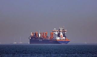 Oil tankers navigate Strait of Hormuz despite security threats