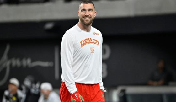 Travis Kelce debuts wedding band on return to football training in Florida
