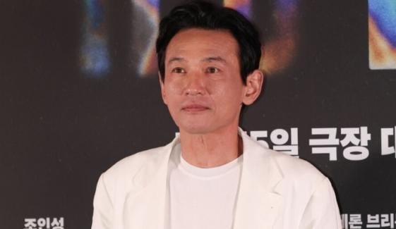 Hwang Jung-min breaks silence on affair allegations, says accuser is a stalker