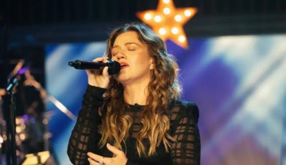 Kelly Clarkson fights back emotion as she says goodbye to talk show with special guests