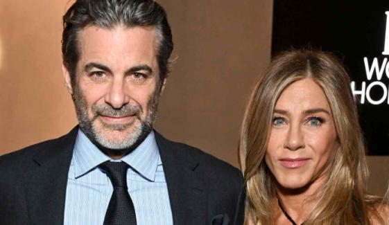 Jennifer Aniston gets romantic with Jim Curtis as they share surprise stage kiss