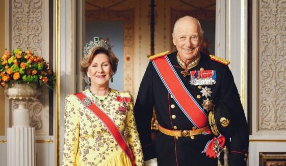 Queen Sonja visits King Harald's coffin on funeral eve as unseen family snap revealed
