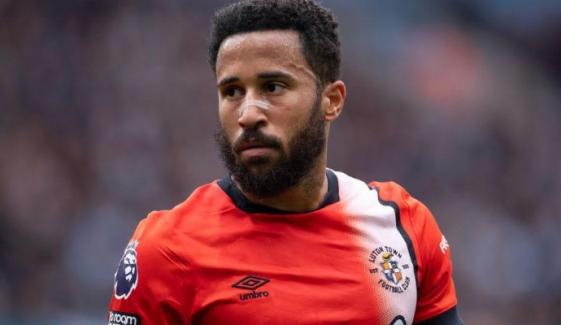 Andros Townsend run over by pitch roller in Thailand during warm up, reacts