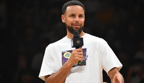 Stephen Curry agrees to two-year Warriors contract extension with pay cut
