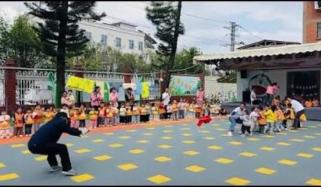 Clever security guard uses candy trick to win tug-of-war against kids in viral video