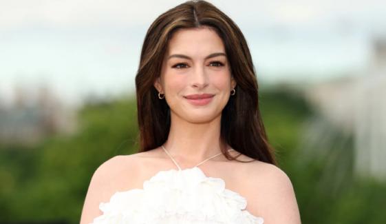 Anne Hathaway looks back at her early ‘00s outfit – See her hilarious response
