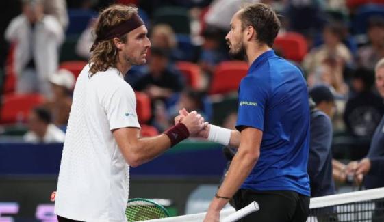Medvedev outlasts rival Tsitsipas to reach 4th Shanghai quarterfinal in 5-year