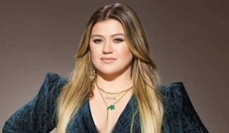 Kelly Clarkson performs first concert since Art of Play store controversy