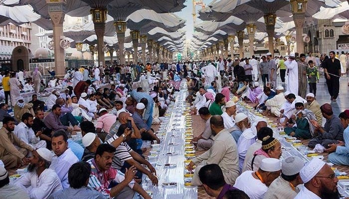 روزہ افطار کرانے پر بے شمار اجر و ثواب کی نوید...!
