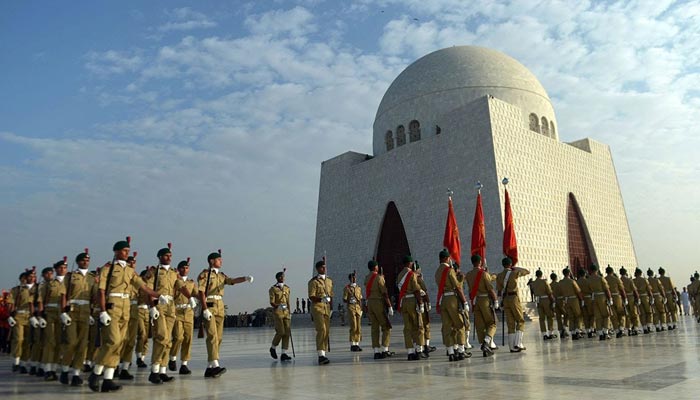 اسے اپنا معاوضہ تو لینا چاہیے تھا