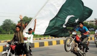 سڑکوں پر ڈھول کی تھاپ پر رقص، موٹر سائیکلوں کی ڈوڑ