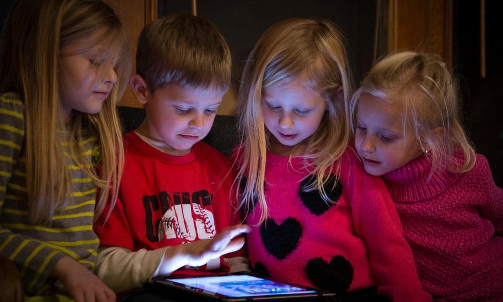 ڈیجیٹل آلات کی لت نے بچوں کو گُھن لگادیا
