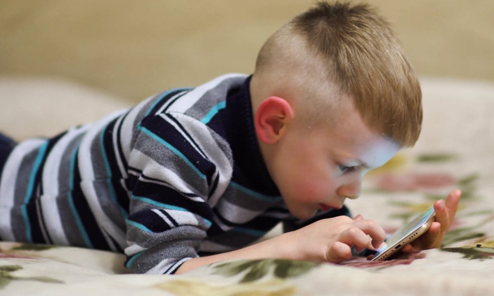 ڈیجیٹل آلات کی لت نے بچوں کو گُھن لگادیا