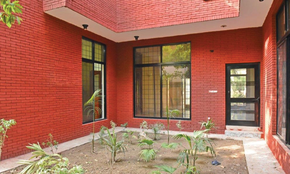سرخ اینٹوں سے بنے خوبصورت مکانات
