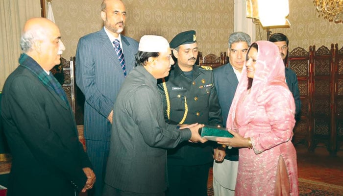 غلافِ کعبہ پکڑ کر حمد و نعت لکھنے کی دُعا مانگی