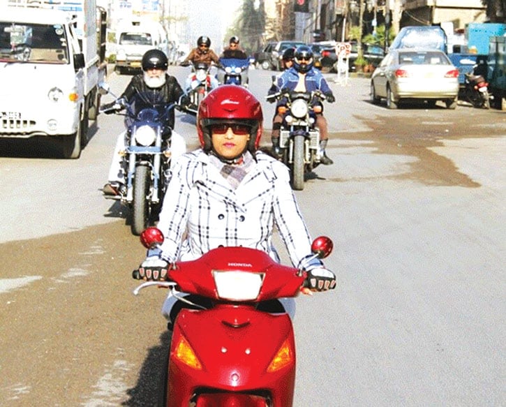 موٹر سائیکل سوار خواتین اور ناشائستہ رویہ