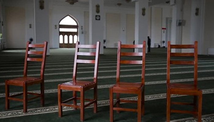 مسجد میں معذور افراد کے لیے کرسیوں کا انتظام
