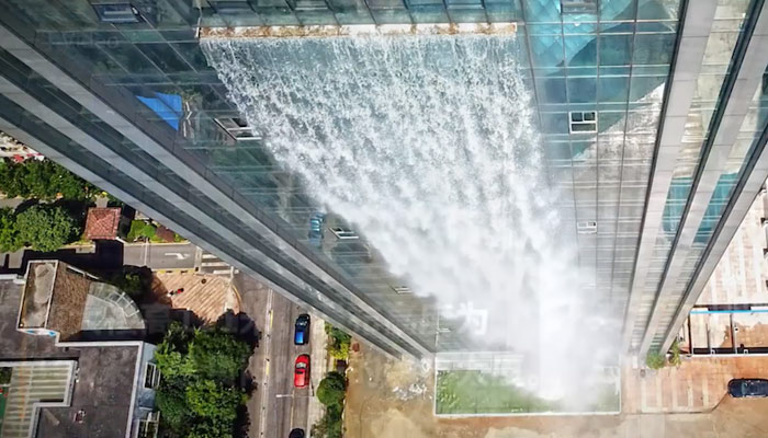 فلک بوس عمارت پر سب سے بڑی مصنوعی آبشار