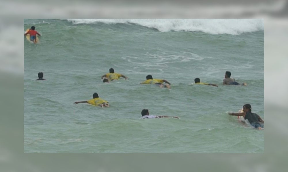’سرفنگ ‘ کراچی کے ساحلوں پر ایک نئے کھیل کا بڑھتا رجحان